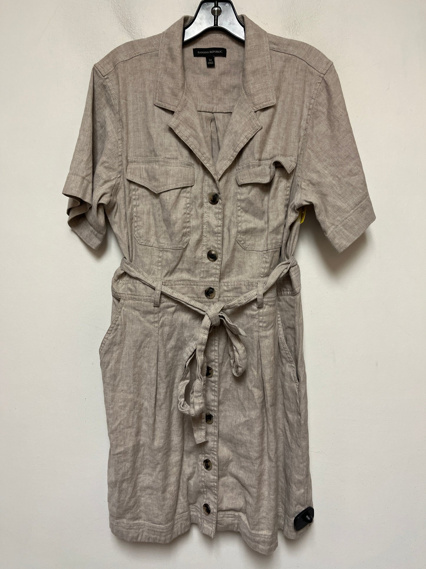 Dress Casual Short By Banana Republic In Tan, Size: Xl