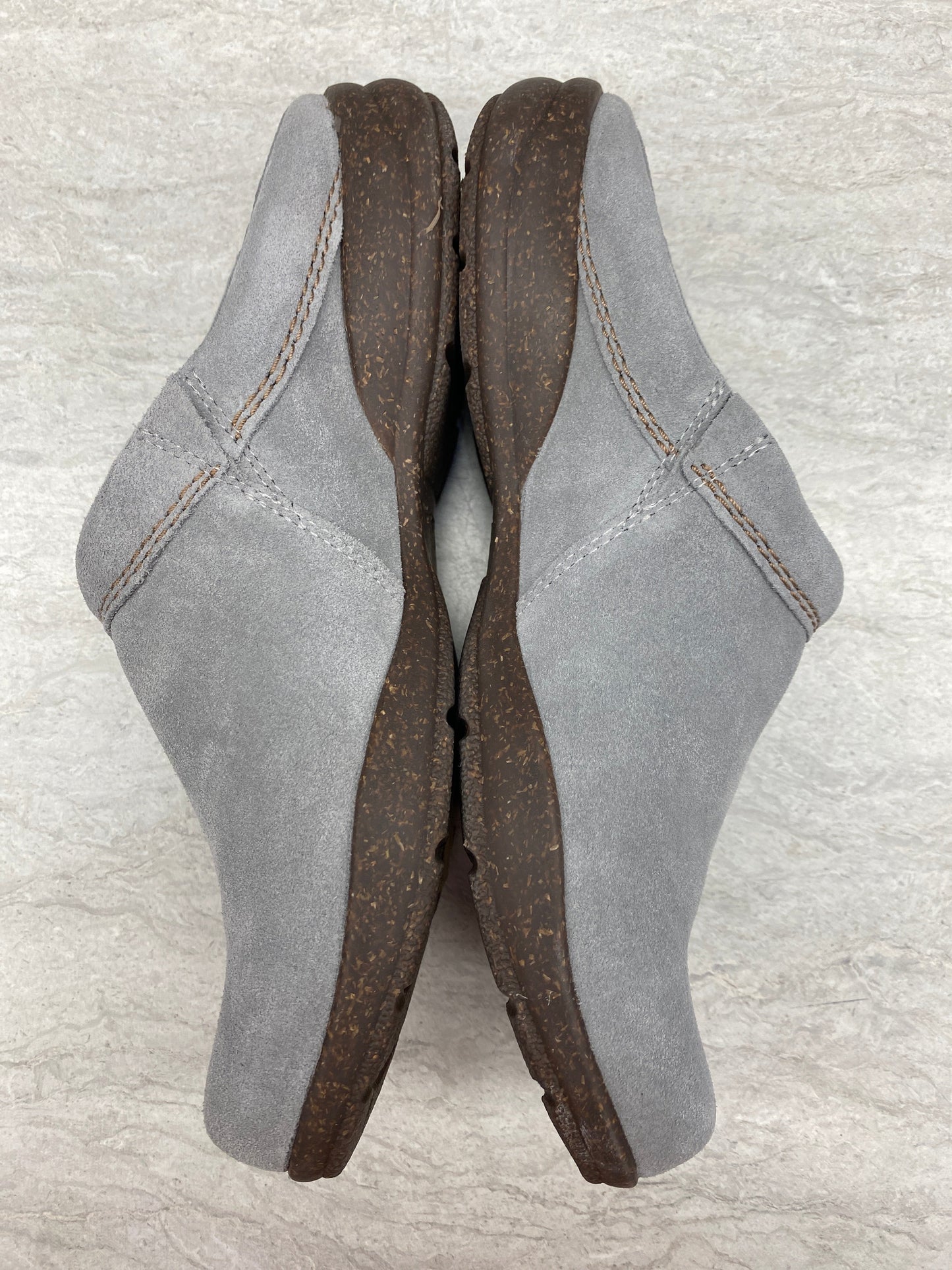 Shoes Flats By Clarks In Grey, Size: 10