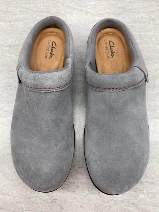 Shoes Flats By Clarks In Grey, Size: 10