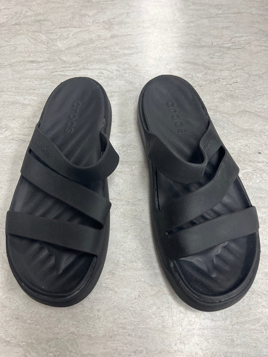 Sandals Flats By Crocs In Black, Size: 7