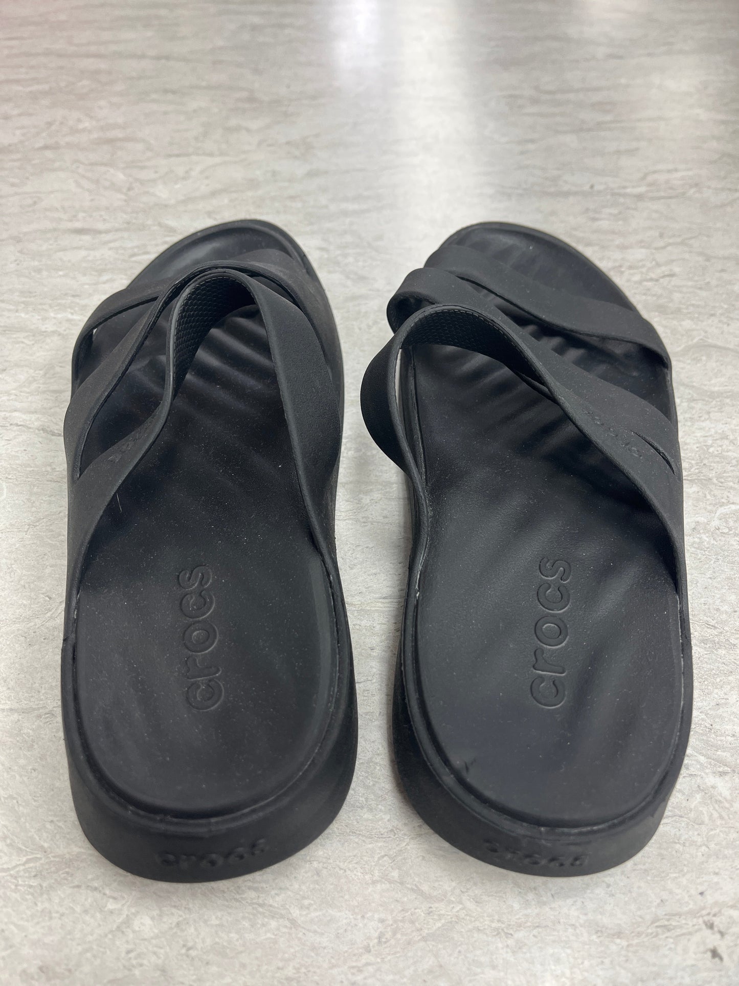 Sandals Flats By Crocs In Black, Size: 7