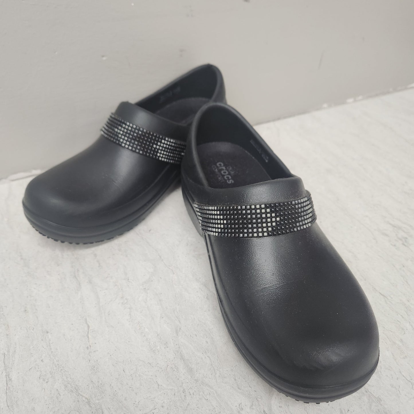 Shoes Flats By Crocs In Black, Size: 5