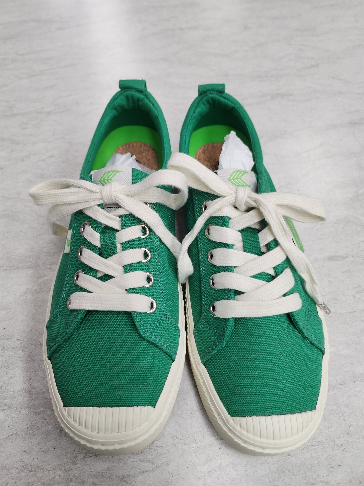 Shoes Sneakers By Cariuma In Green, Size: 7