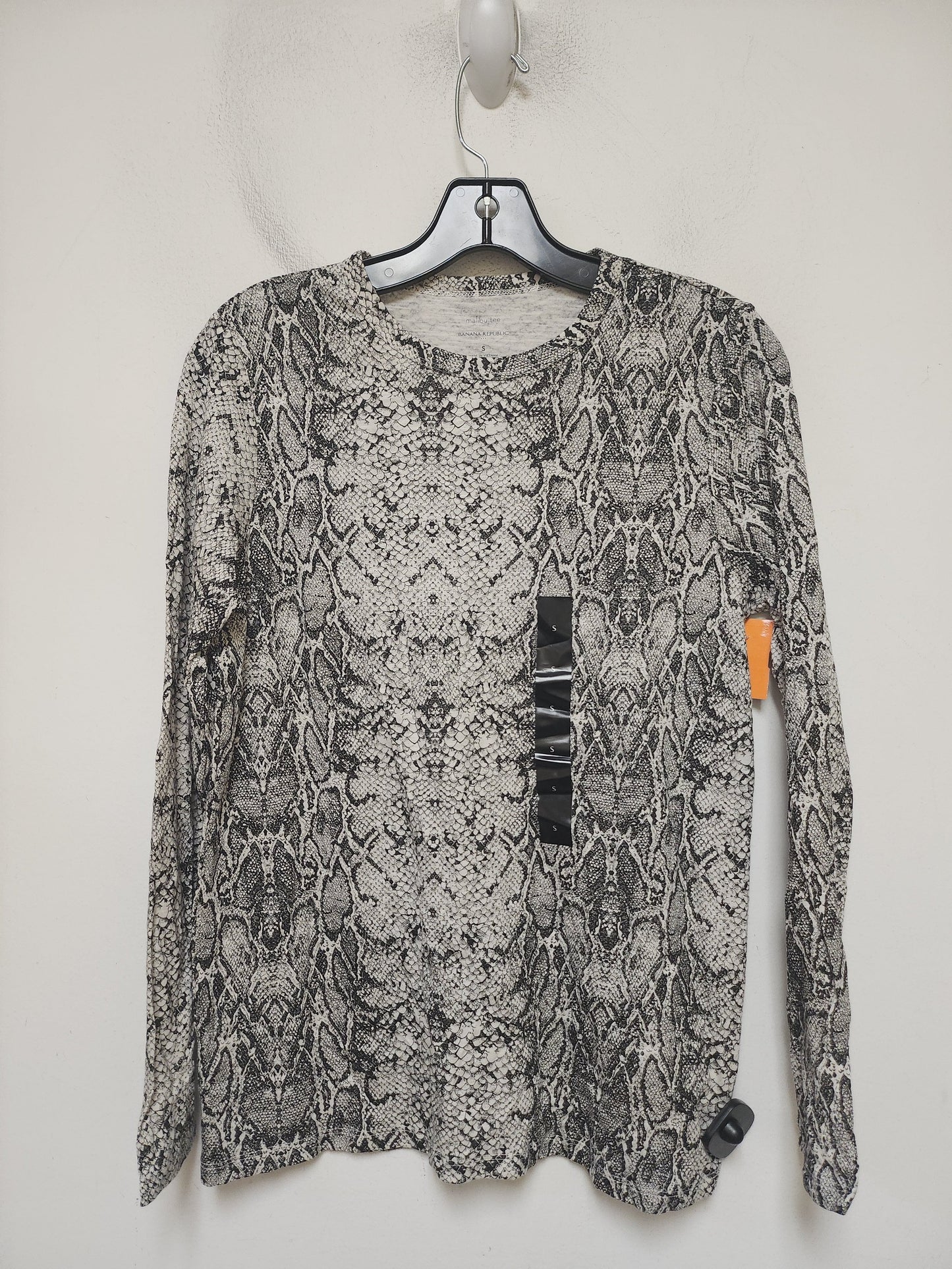 Top Long Sleeve Basic By Banana Republic In Snakeskin Print, Size: S