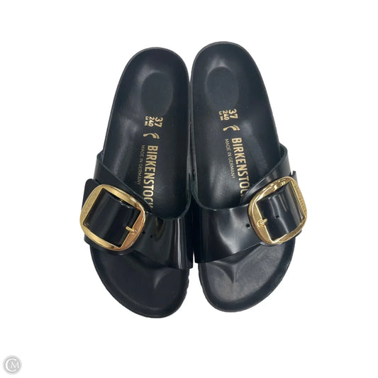 Sandals Flats By Birkenstock In Black & Gold, Size: 6