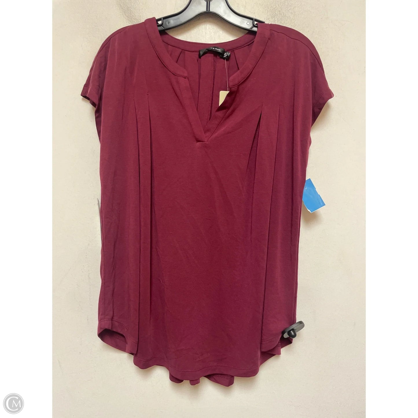 Top Short Sleeve By Doe & Rae In Maroon, Size: M