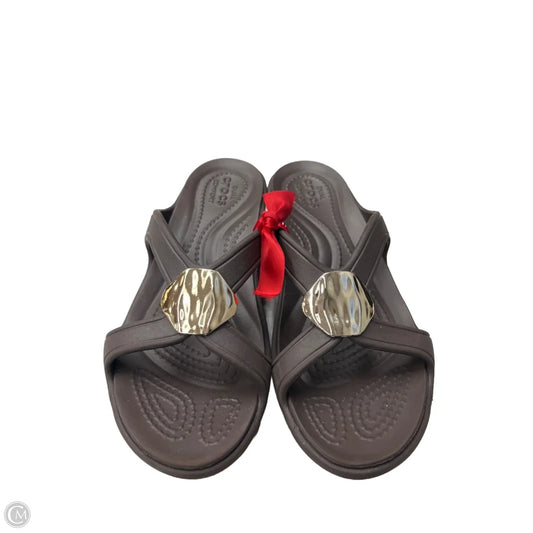 Sandals Flats By Crocs In Brown, Size: 5