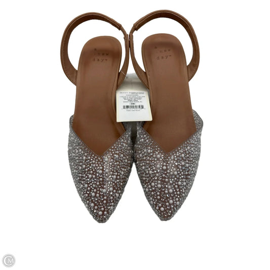 Shoes Heels Kitten By A New Day In Silver & Tan, Size: 5