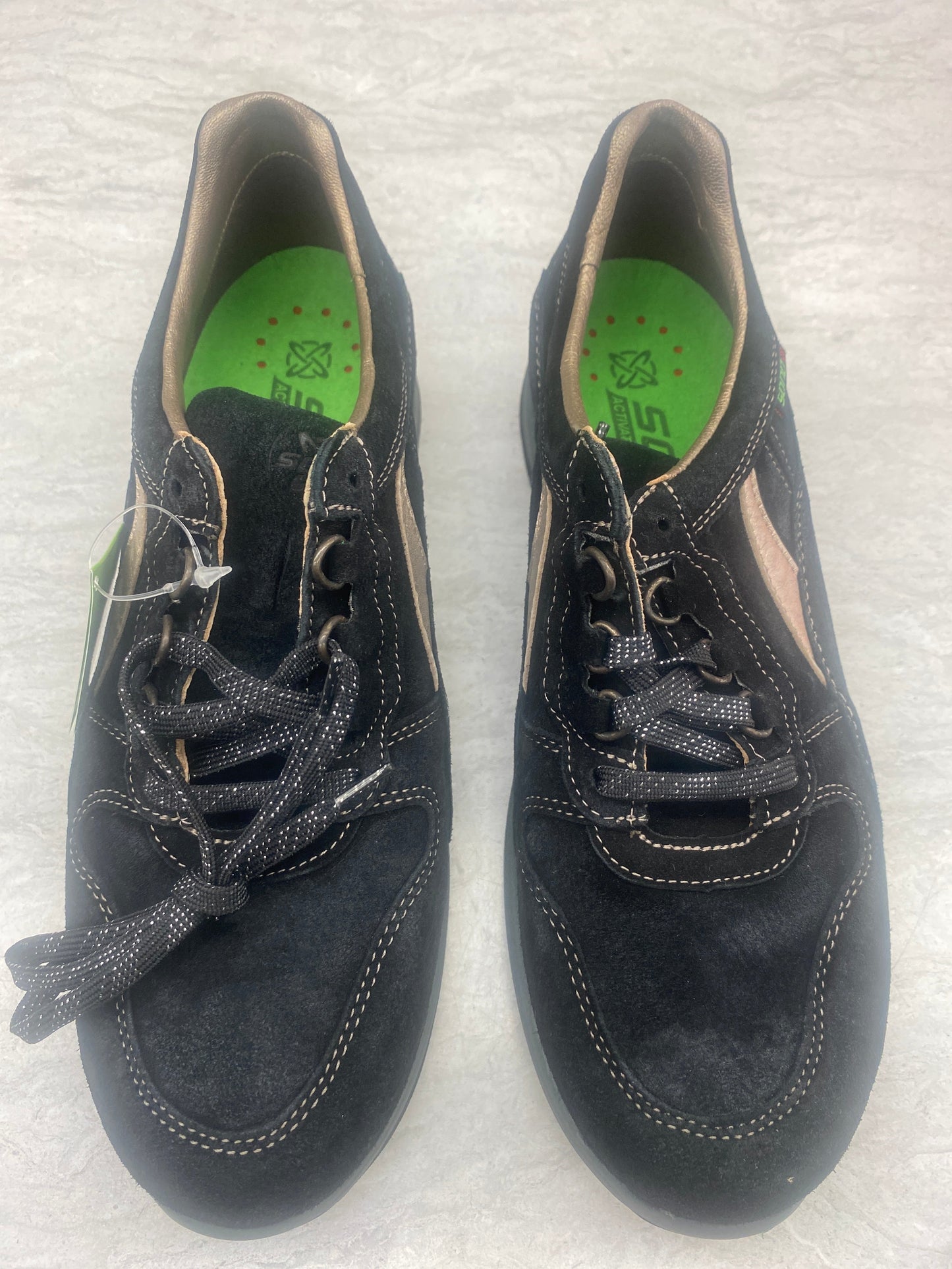 Shoes Sneakers By Clothes Mentor In Black, Size: 9