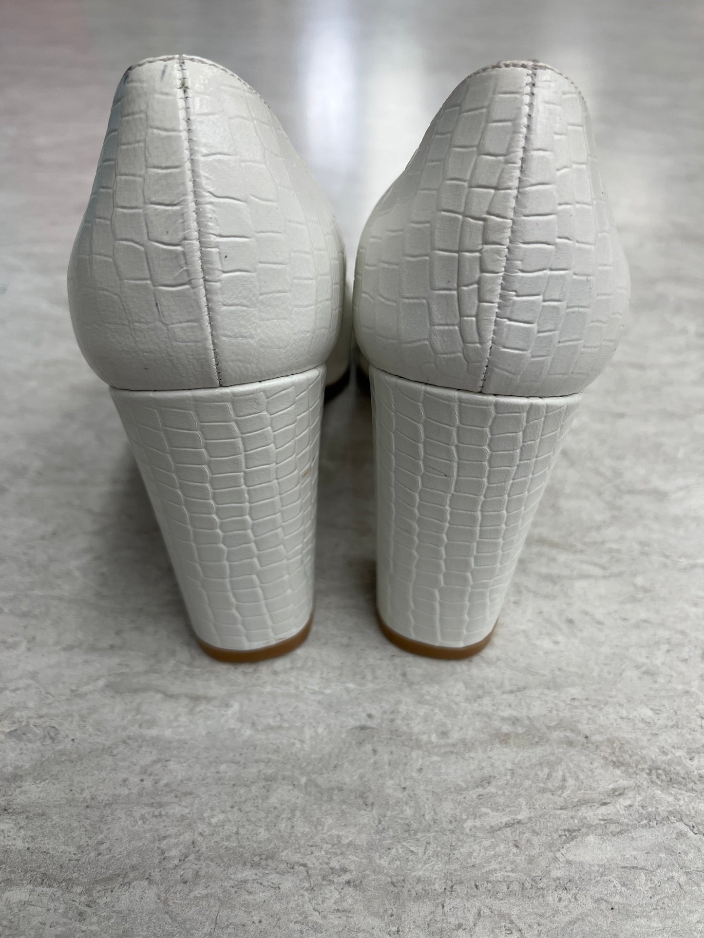 Shoes Designer By Stuart Weitzman In White, Size: 8