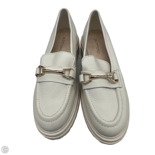 Shoes Flats By Clothes Mentor In Cream, Size: 6