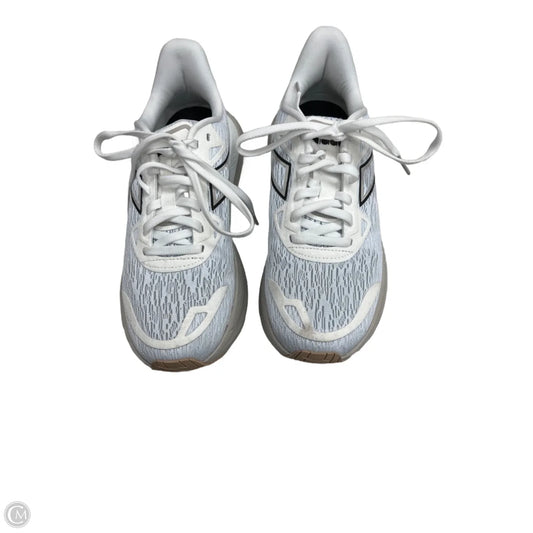 Shoes Athletic By Clothes Mentor In Grey & White, Size: 8