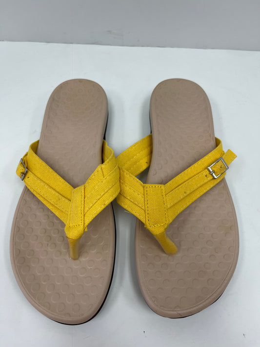 Sandals Flats By Clothes Mentor  Size: 9