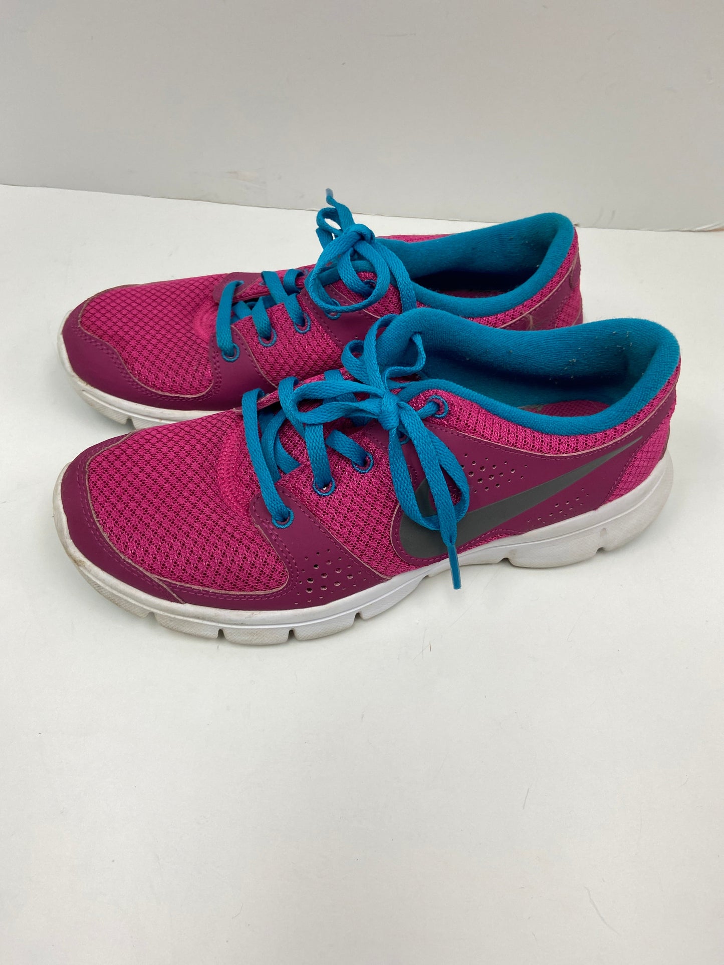 Shoes Athletic By Nike  Size: 6.5