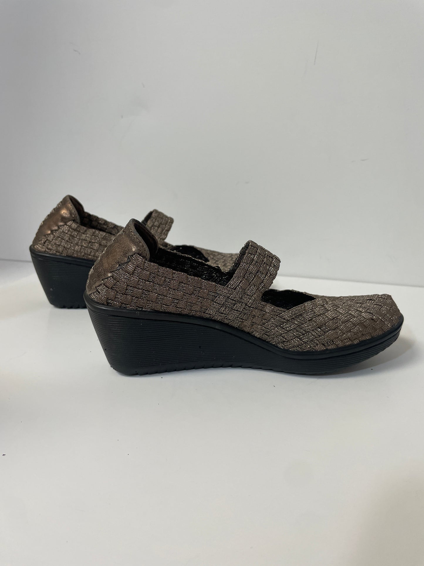 Shoes Heels Block By Bare Traps  Size: 6