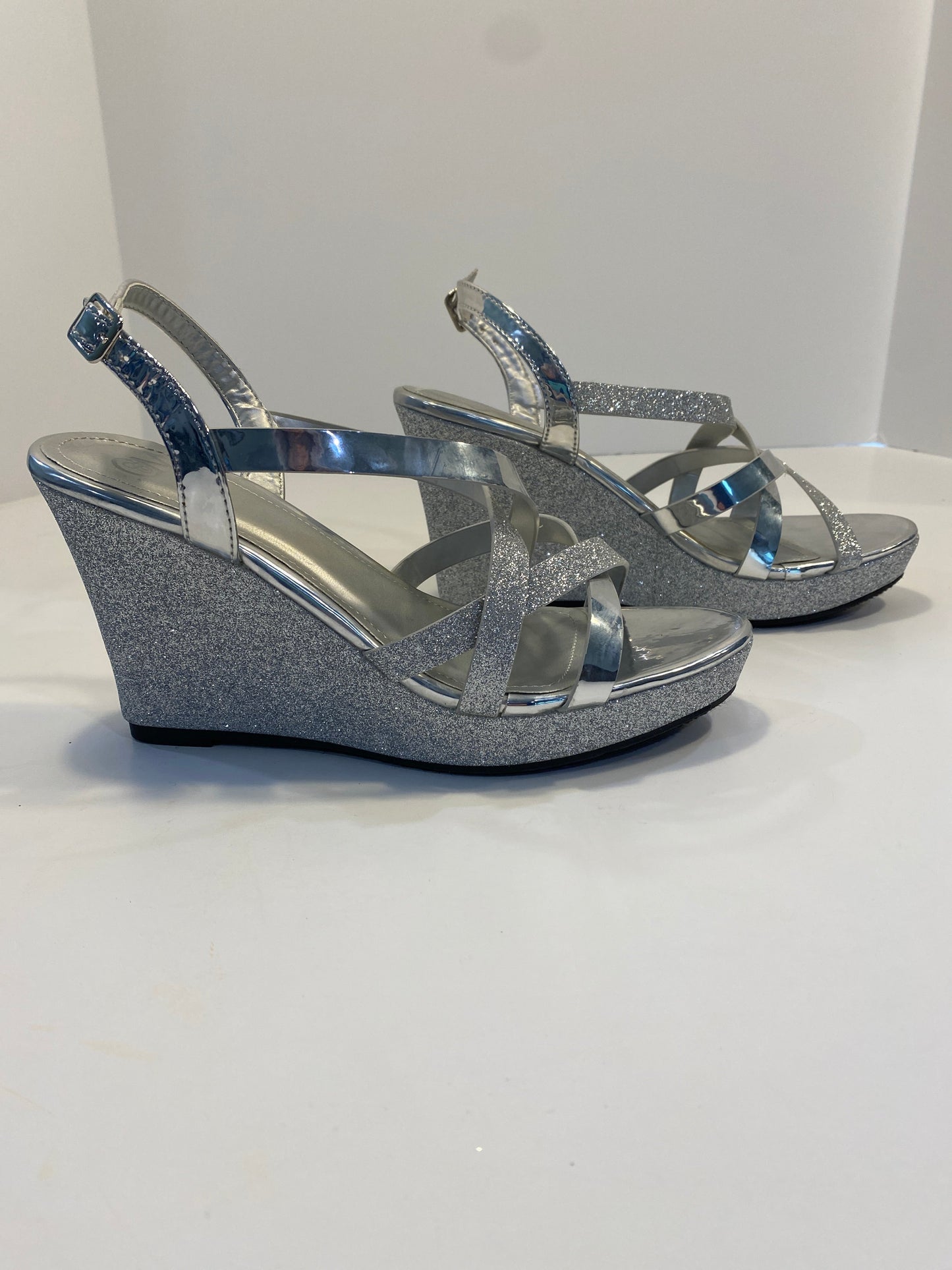 Silver Shoes Heels Block Clothes Mentor, Size 8.5