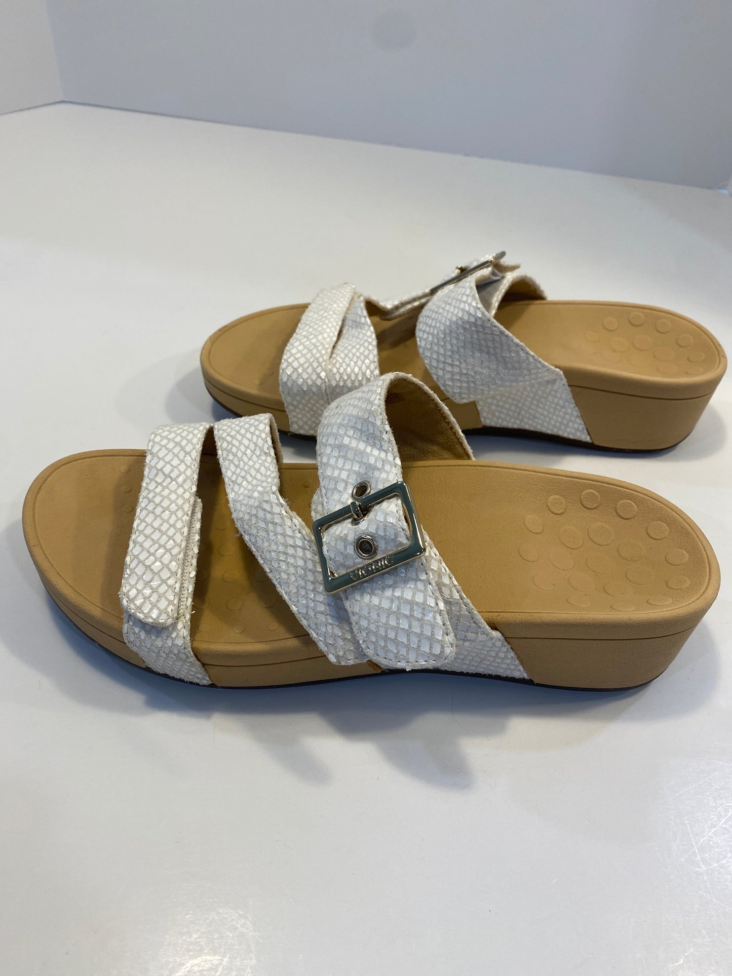 White Sandals Flats Vionic, Size 8