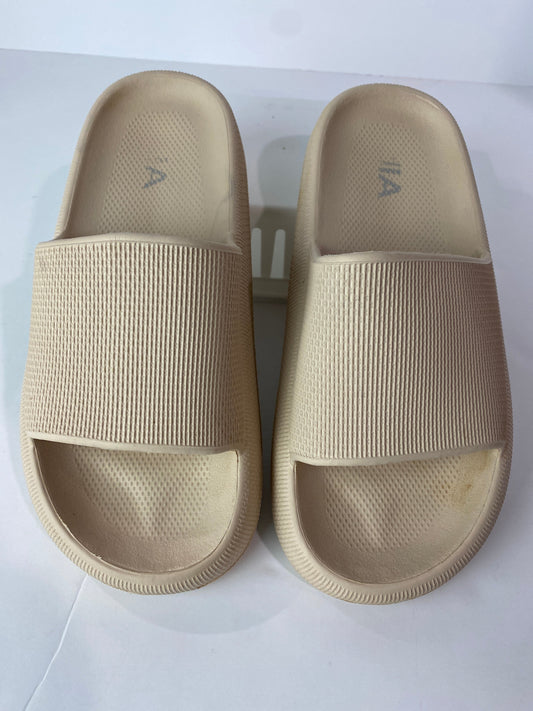 Tan Sandals Flats Clothes Mentor, Size 7.5
