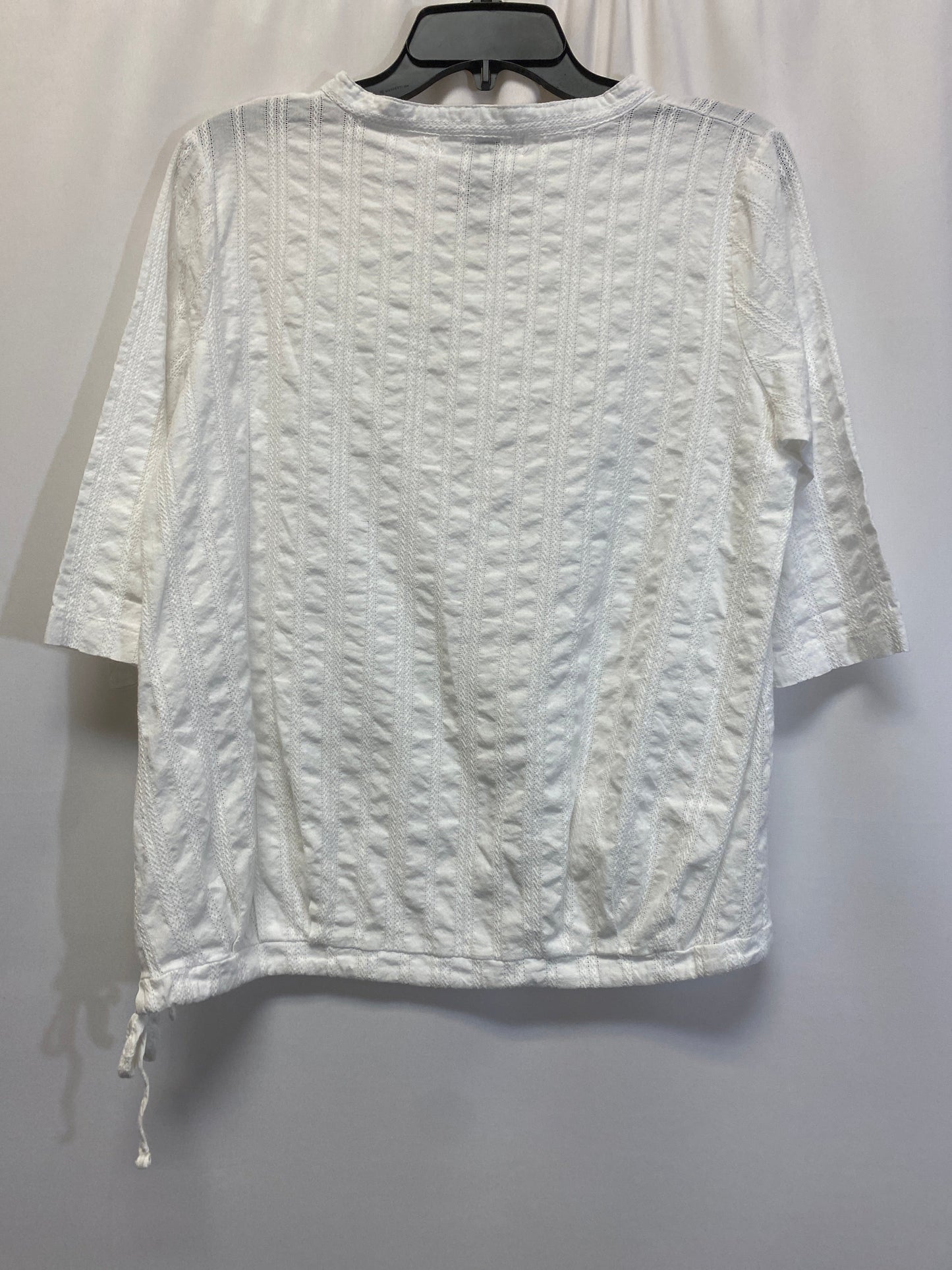 White Top 3/4 Sleeve Clothes Mentor, Size M