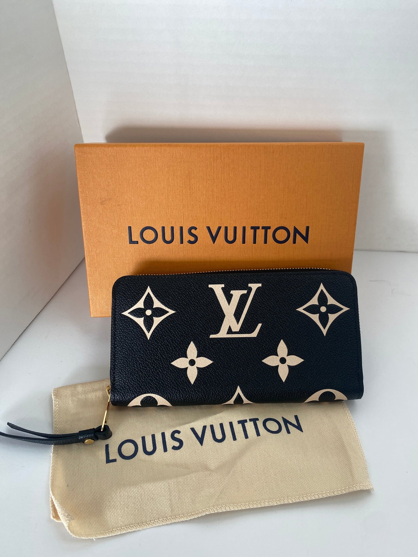 Wallet Luxury Designer By Louis Vuitton, Size: Large