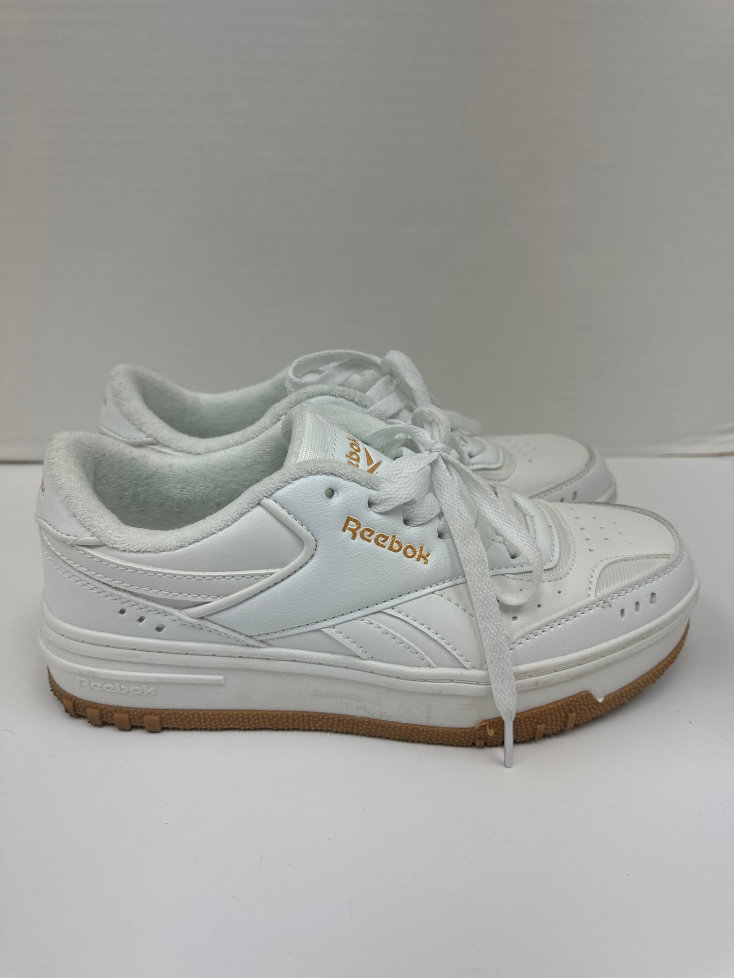 Shoes Athletic By Reebok In White, Size: 6