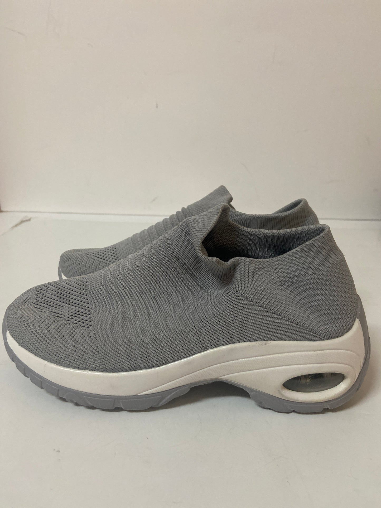 Shoes Athletic By Cushionaire In Grey, Size: 9.5