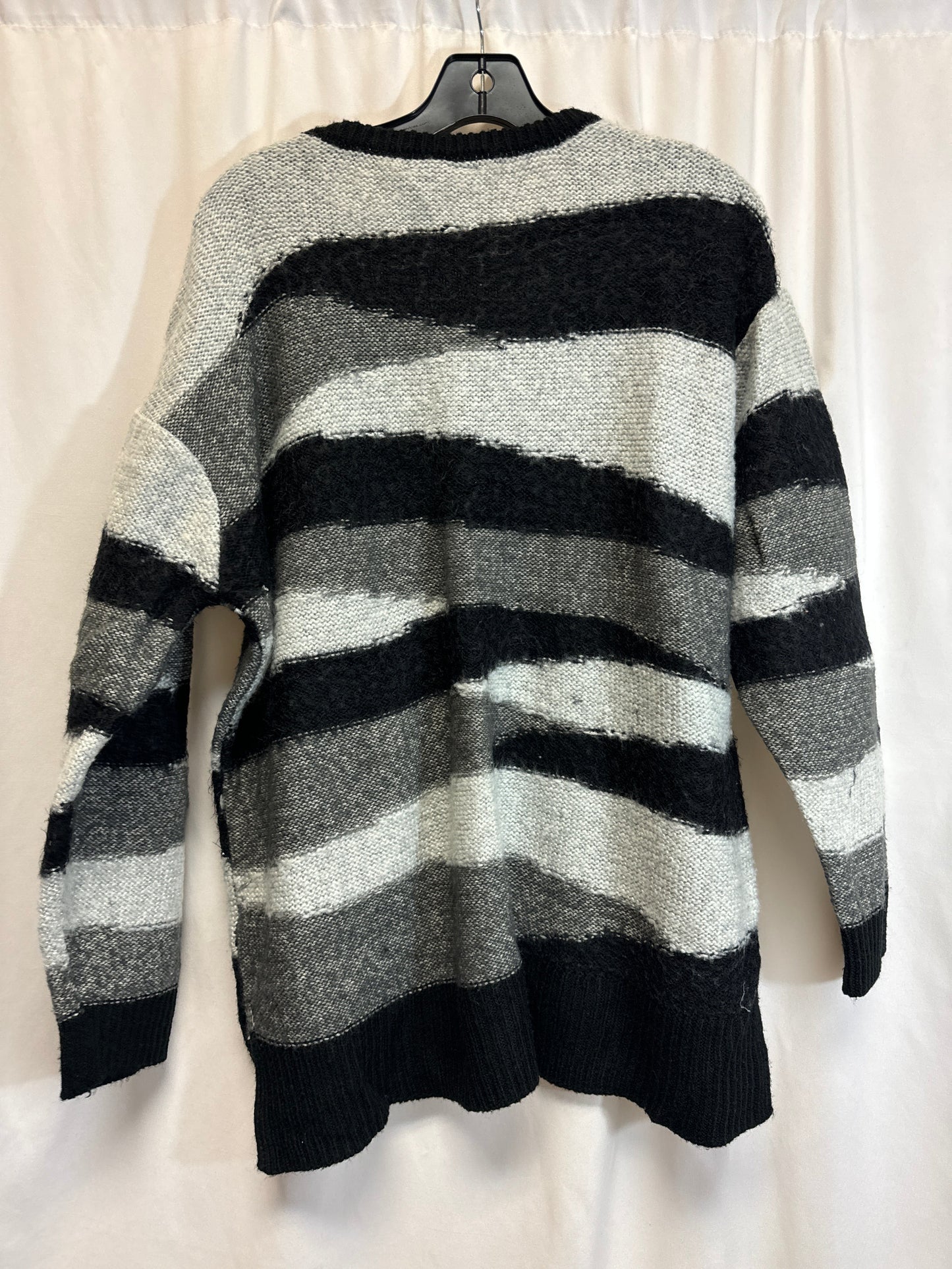 Sweater By Lane Bryant In Grey, Size: 1x