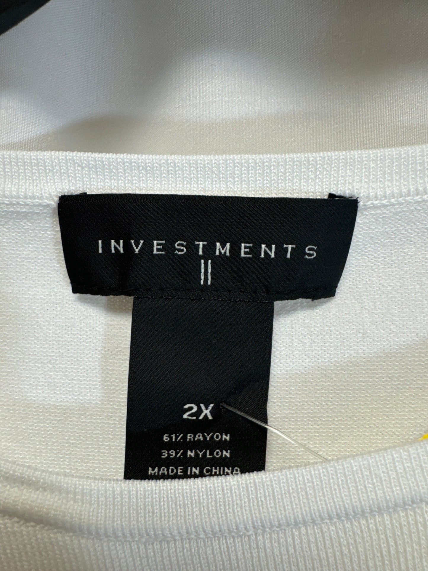 Top Short Sleeve By Investments In White, Size: 2x