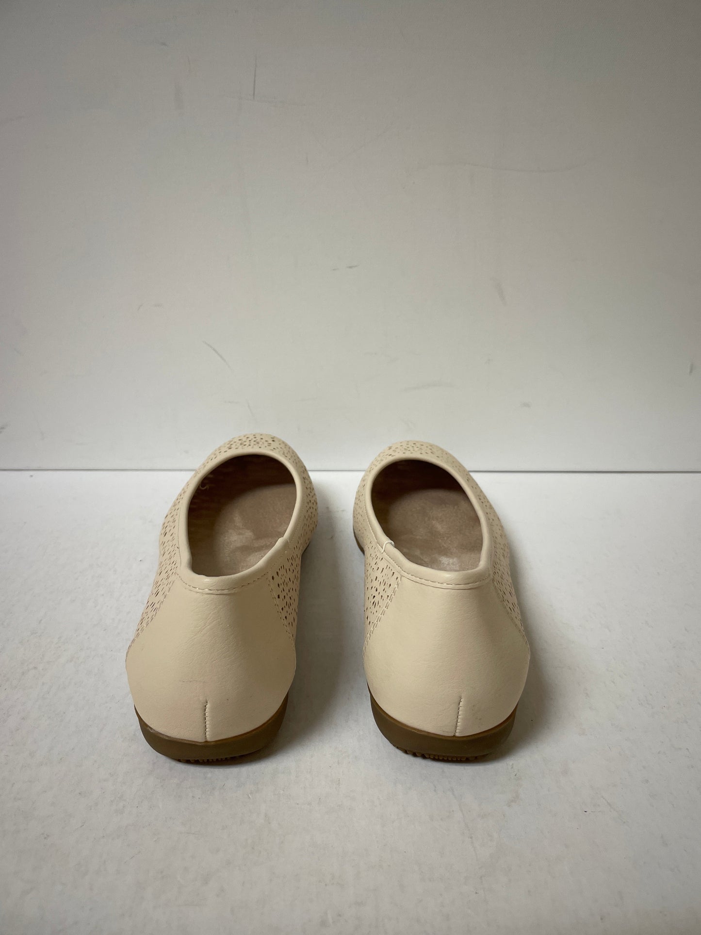 Shoes Flats By Croft And Barrow In Cream, Size: 7.5