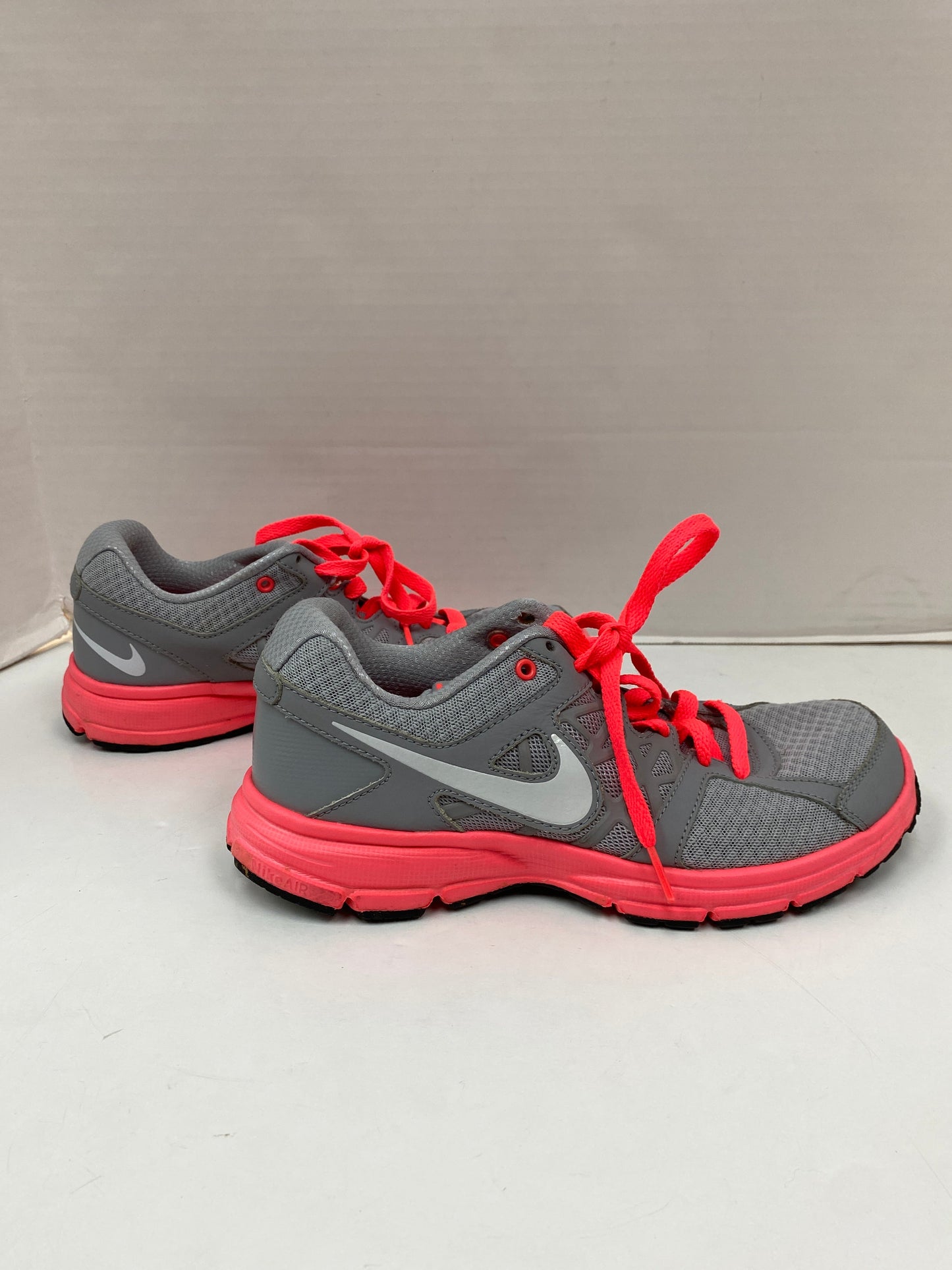 Shoes Athletic By Nike In Grey, Size: 8