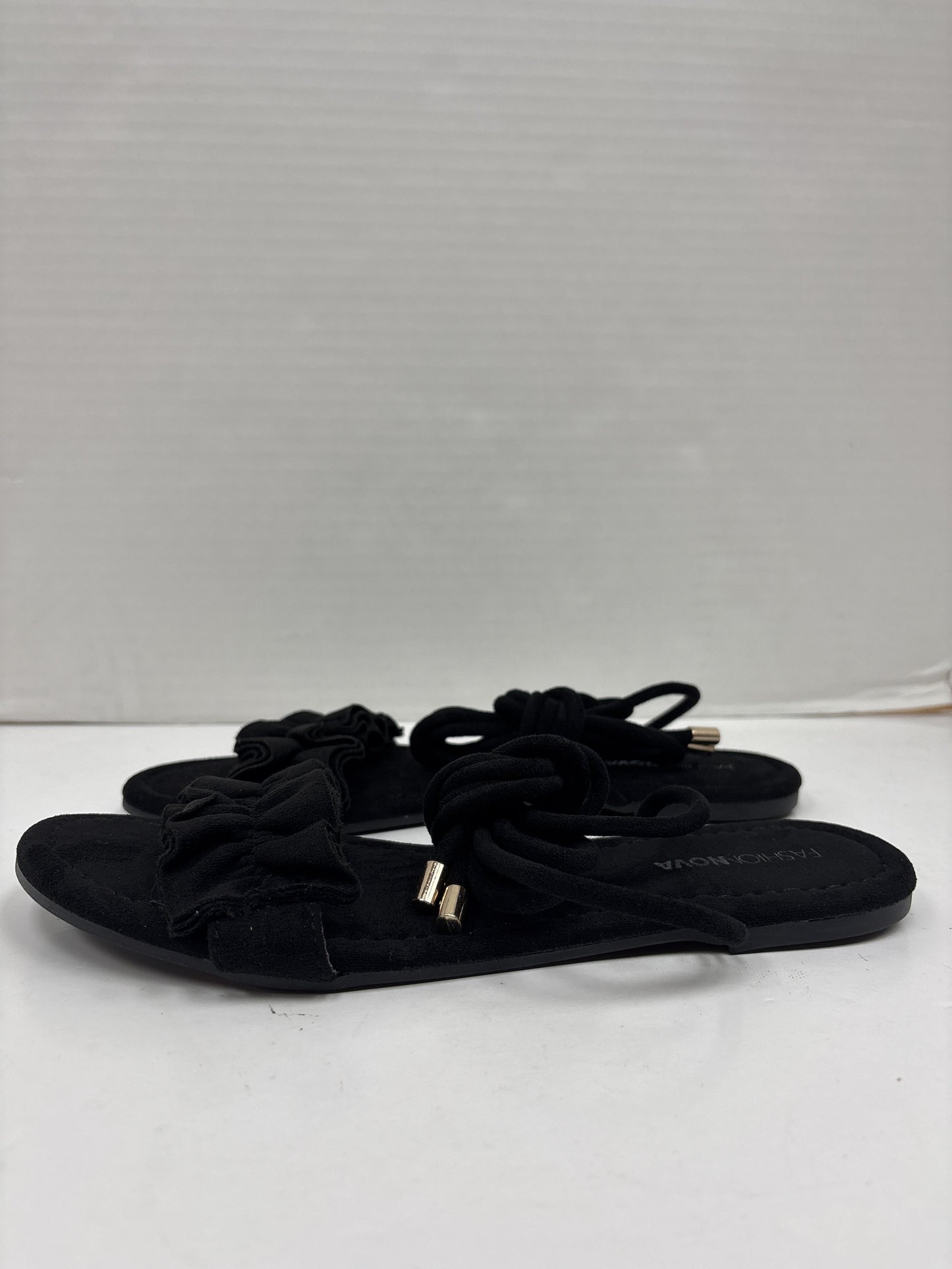 Sandals Flats By Fashion Nova  Size: 8
