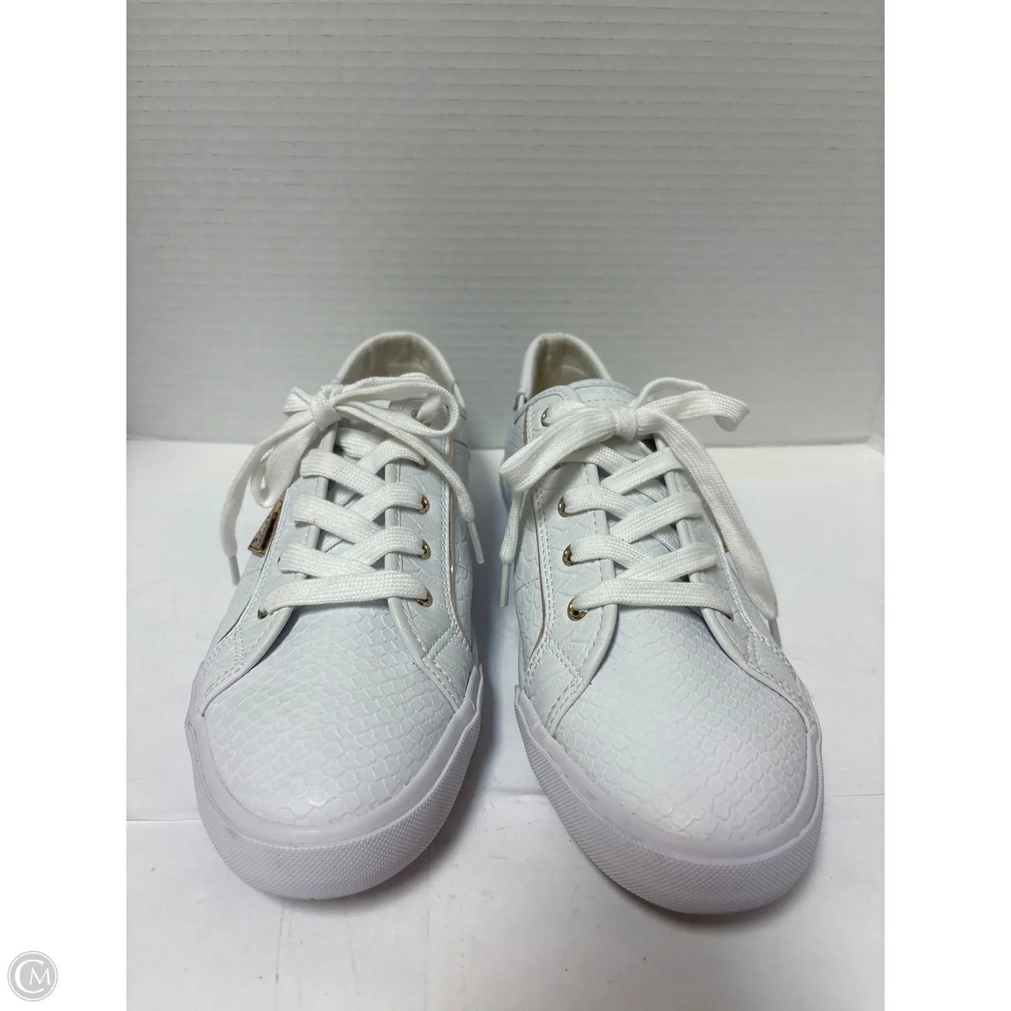 Shoes Sneakers By Guess In White, Size: 10