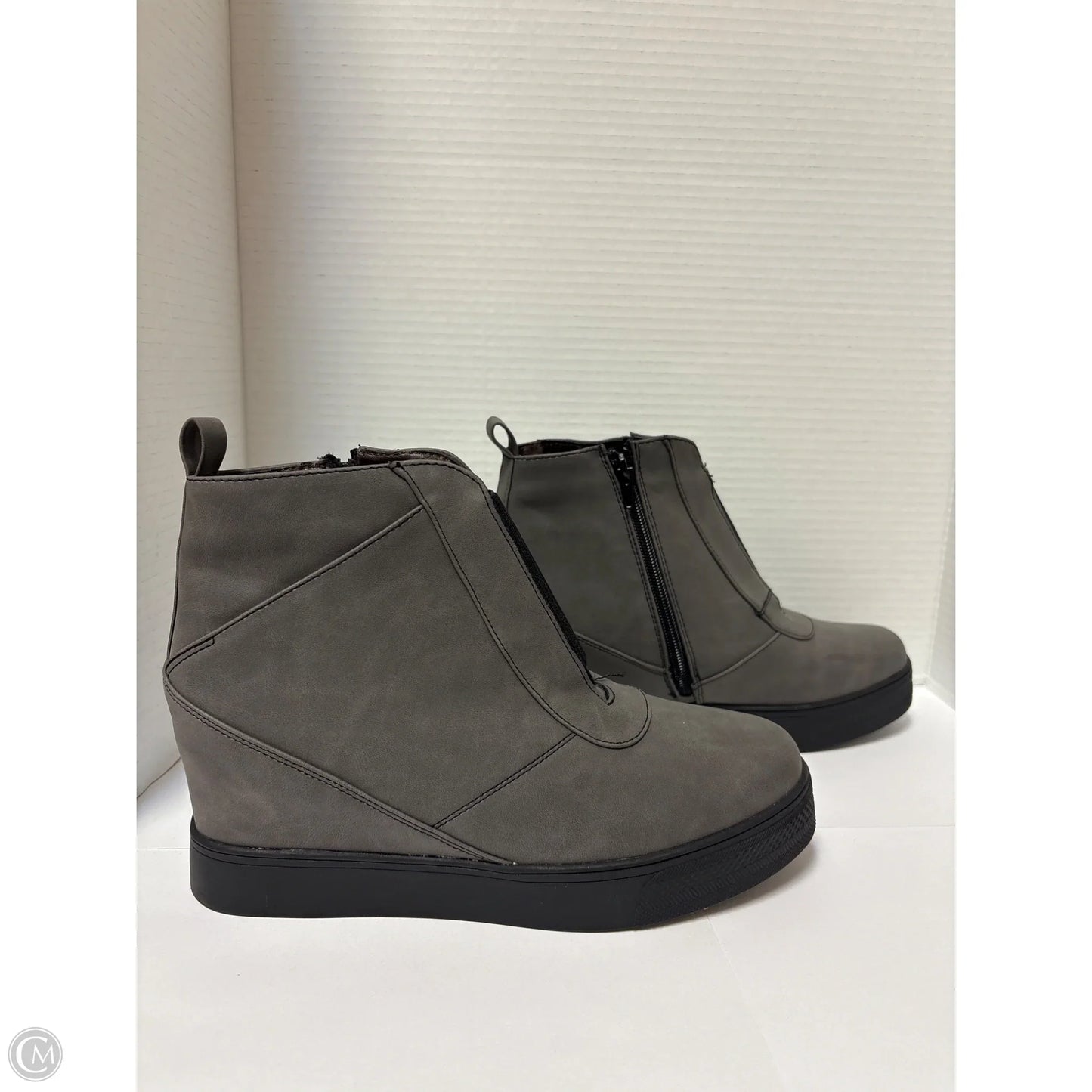 Boots Ankle Flats By Clothes Mentor In Grey, Size: 8.5