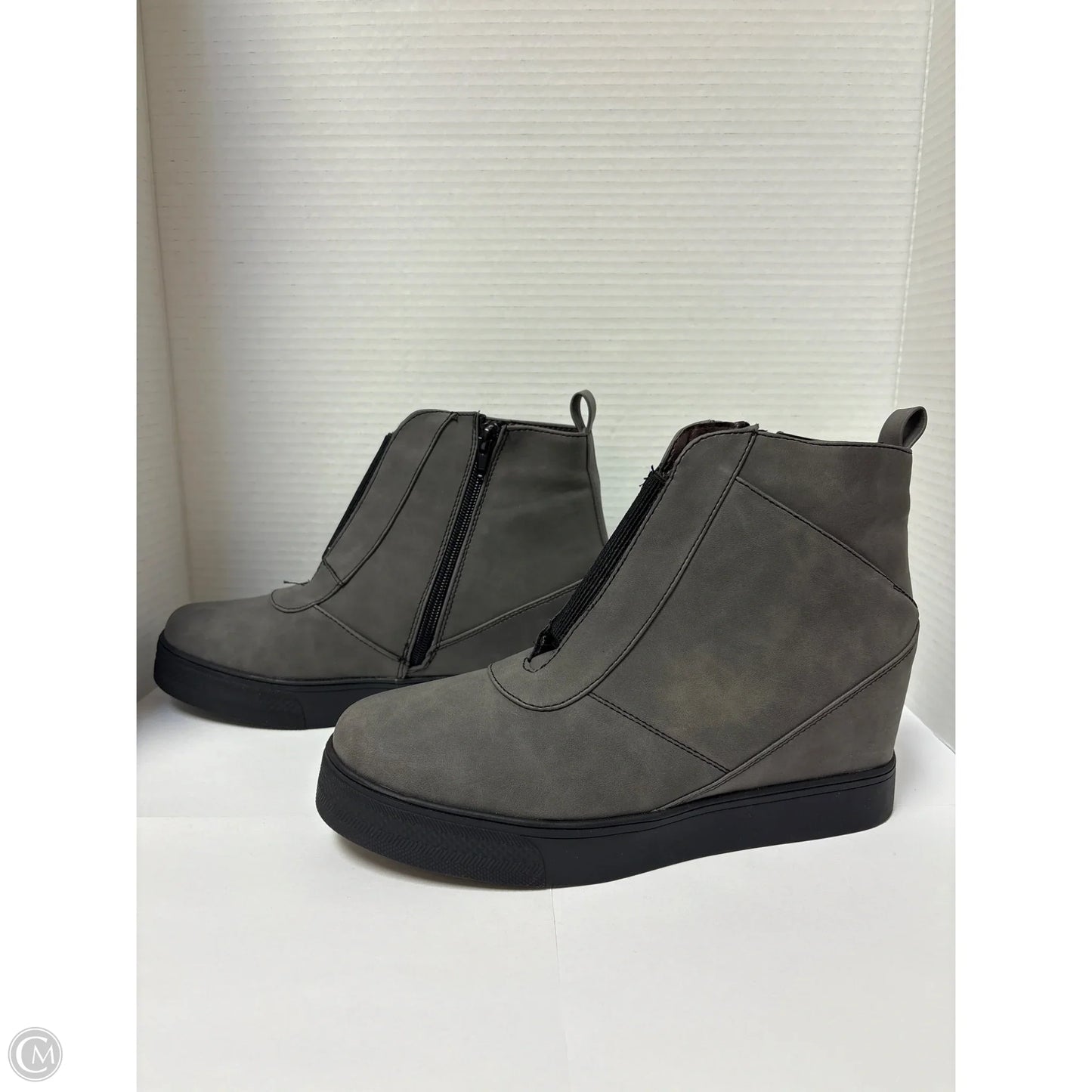 Boots Ankle Flats By Clothes Mentor In Grey, Size: 8.5