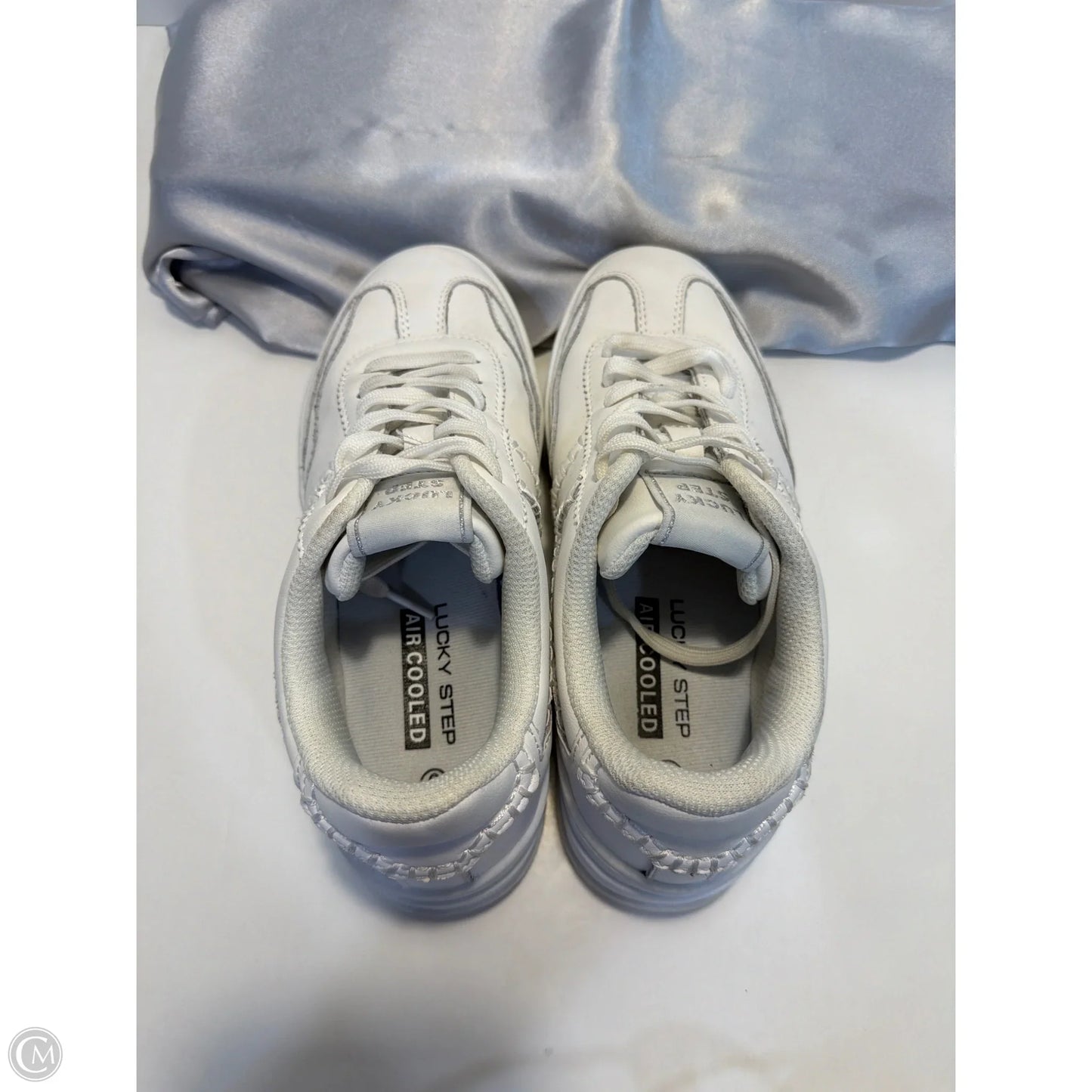 Shoes Sneakers By Clothes Mentor In White, Size: 6