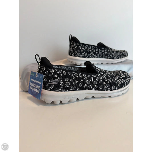Shoes Flats By Skechers In Black & White, Size: 6.5
