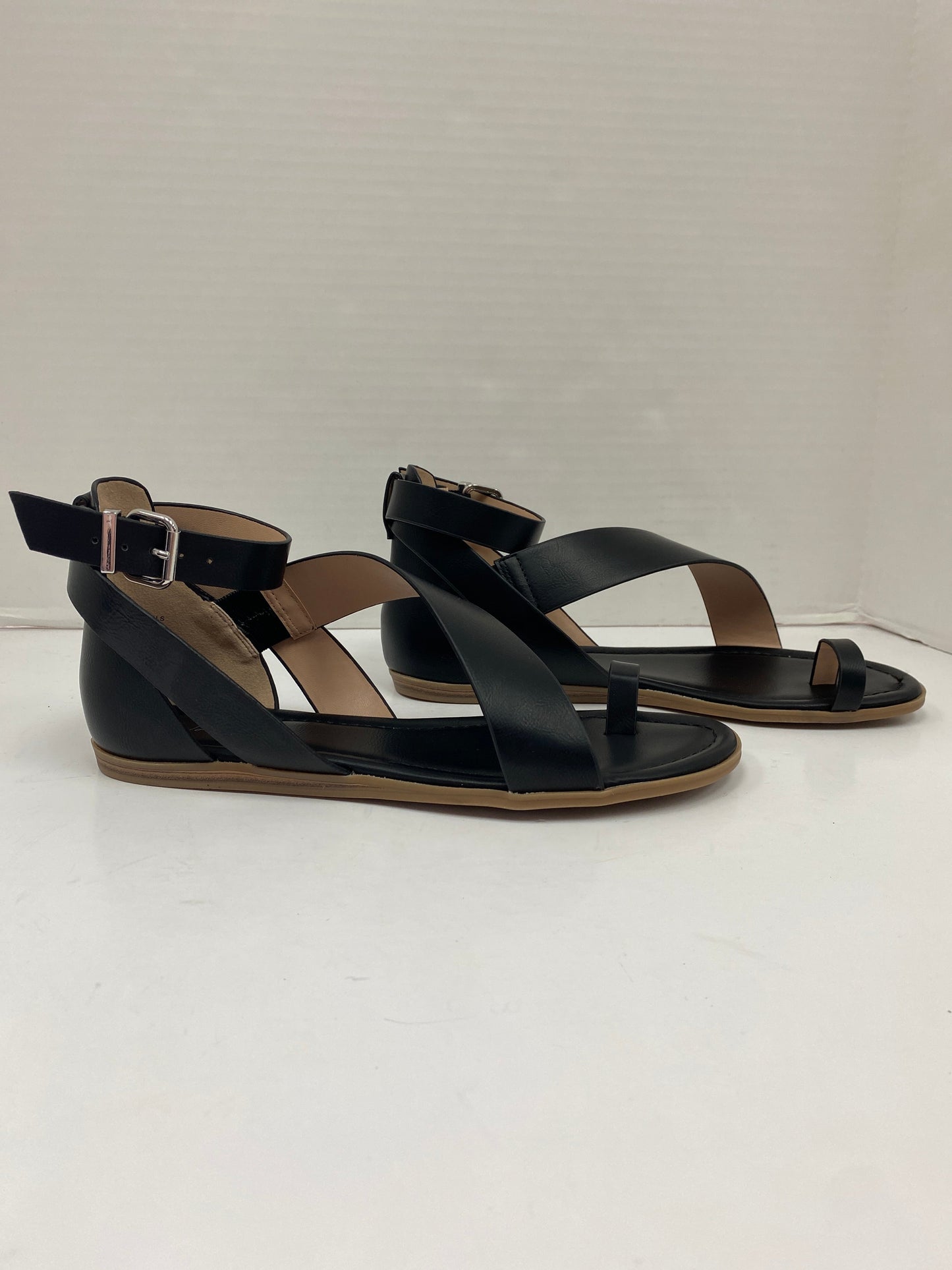 Black Sandals Flats Wonderly, Size 8.5
