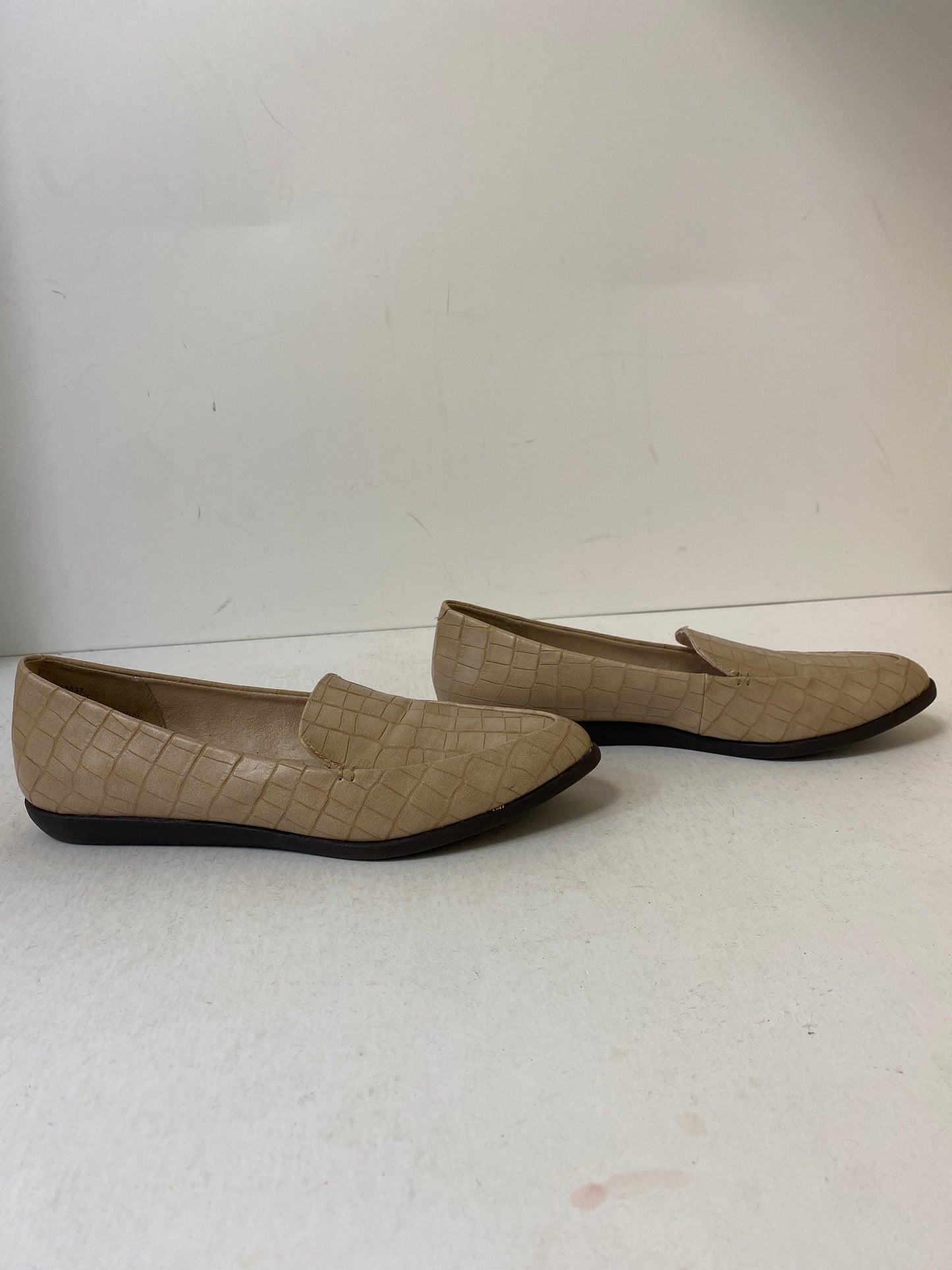 Shoes Flats By Clothes Mentor In Tan, Size: 8.5