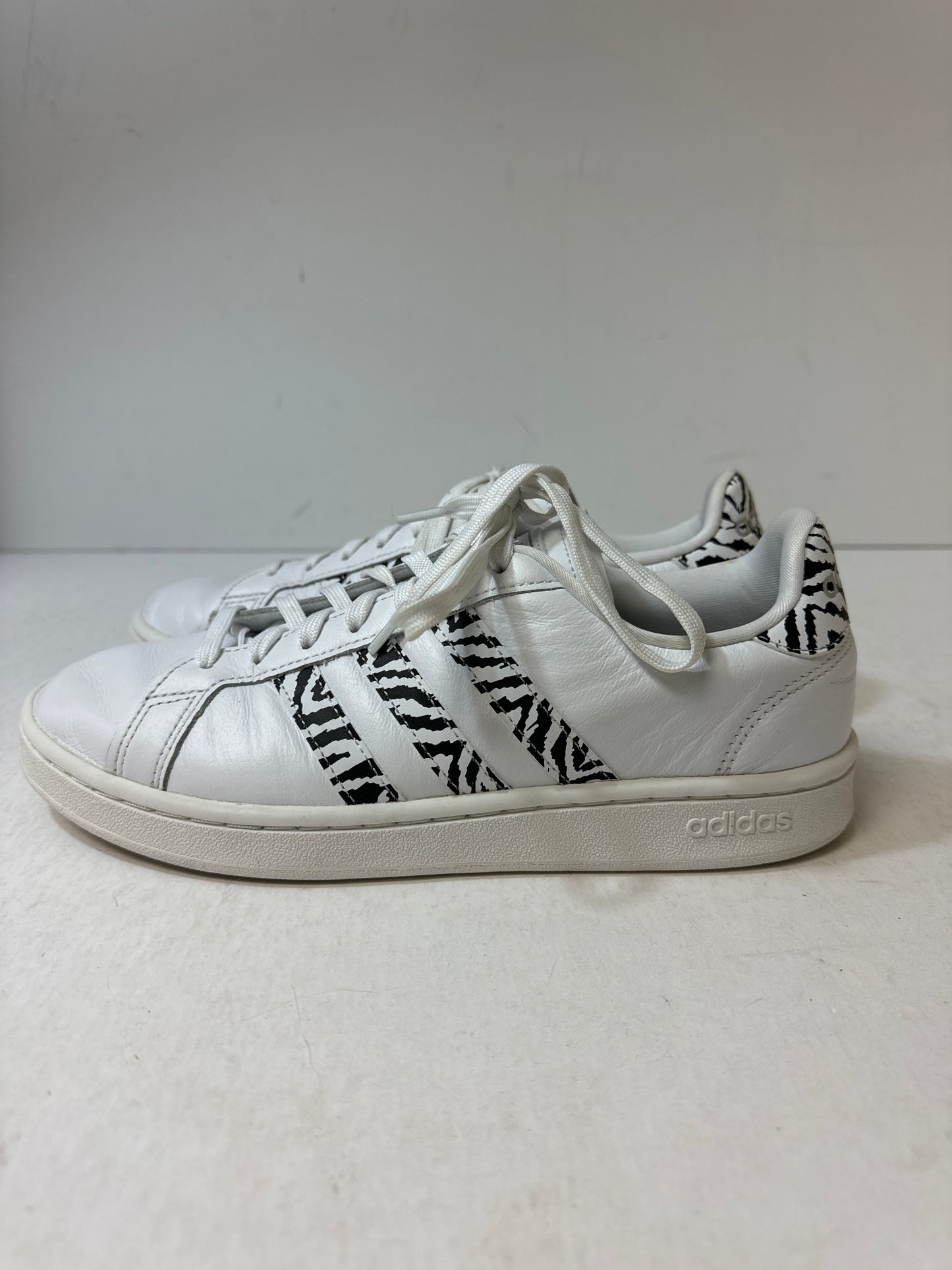 Shoes Sneakers By Adidas In Black & White, Size: 8.5