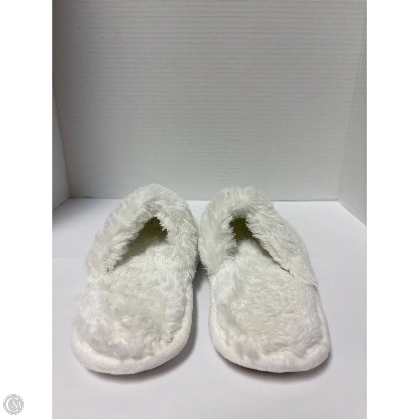 Slippers By Clothes Mentor In White