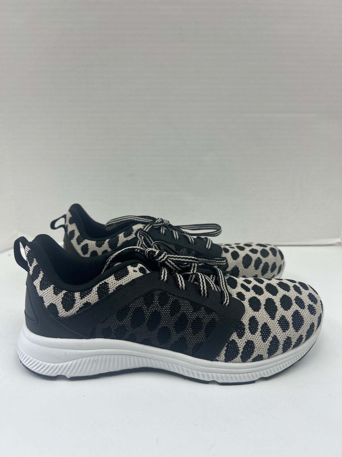 Shoes Athletic By Avia In Black & White, Size: 10