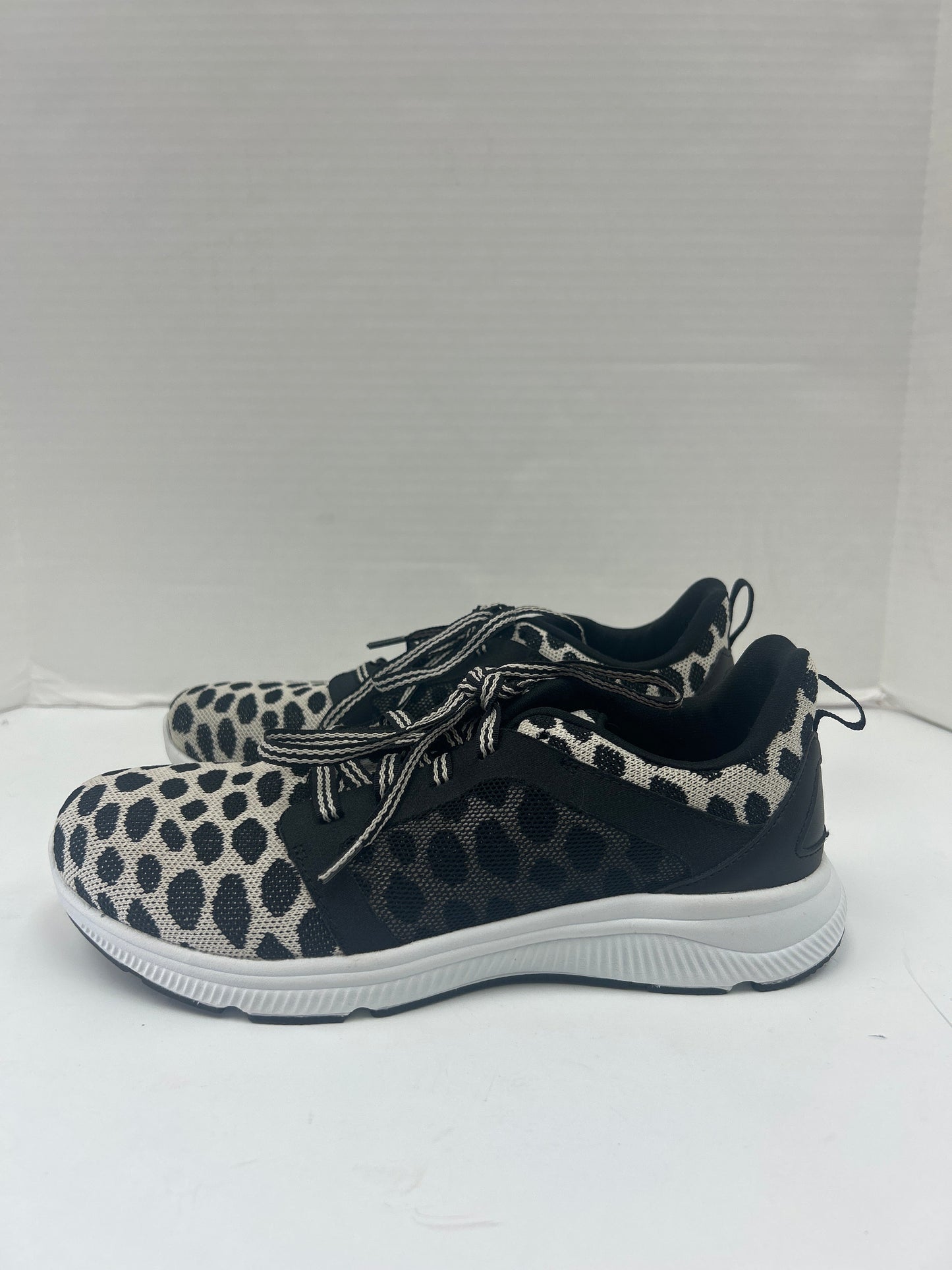 Shoes Athletic By Avia In Black & White, Size: 10