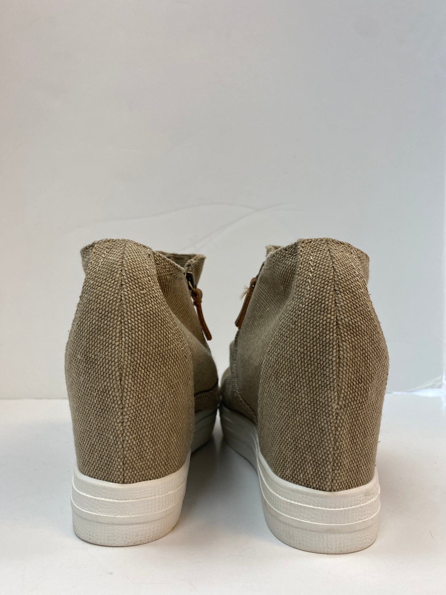 Shoes Sneakers By Clothes Mentor  Size: 9.5