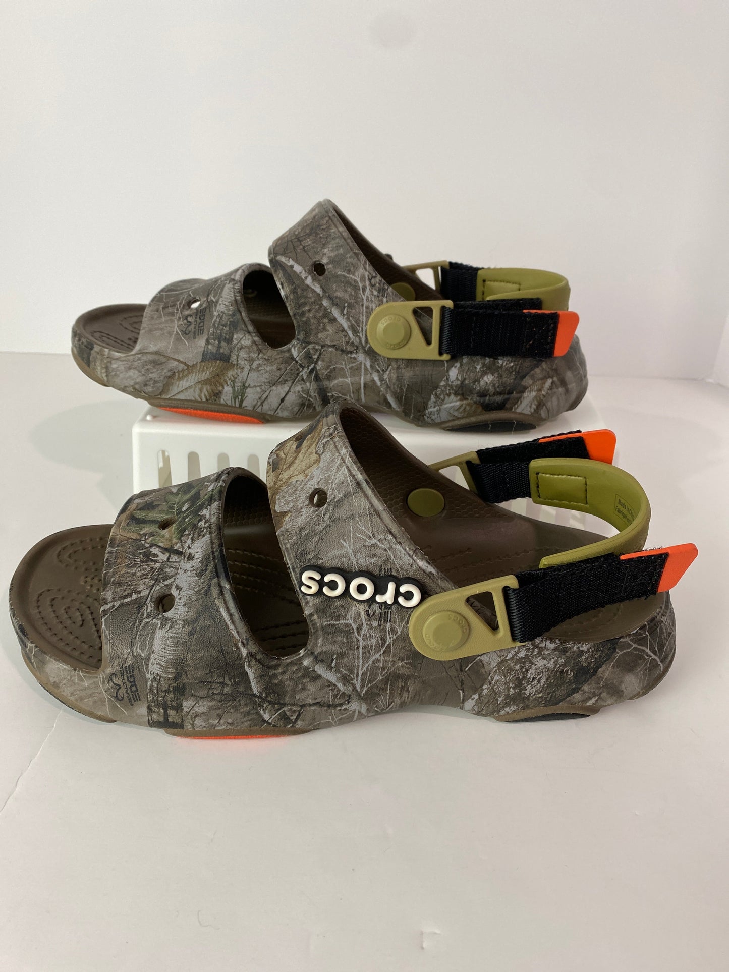 Camouflage Print Sandals Flats Crocs, Size 8