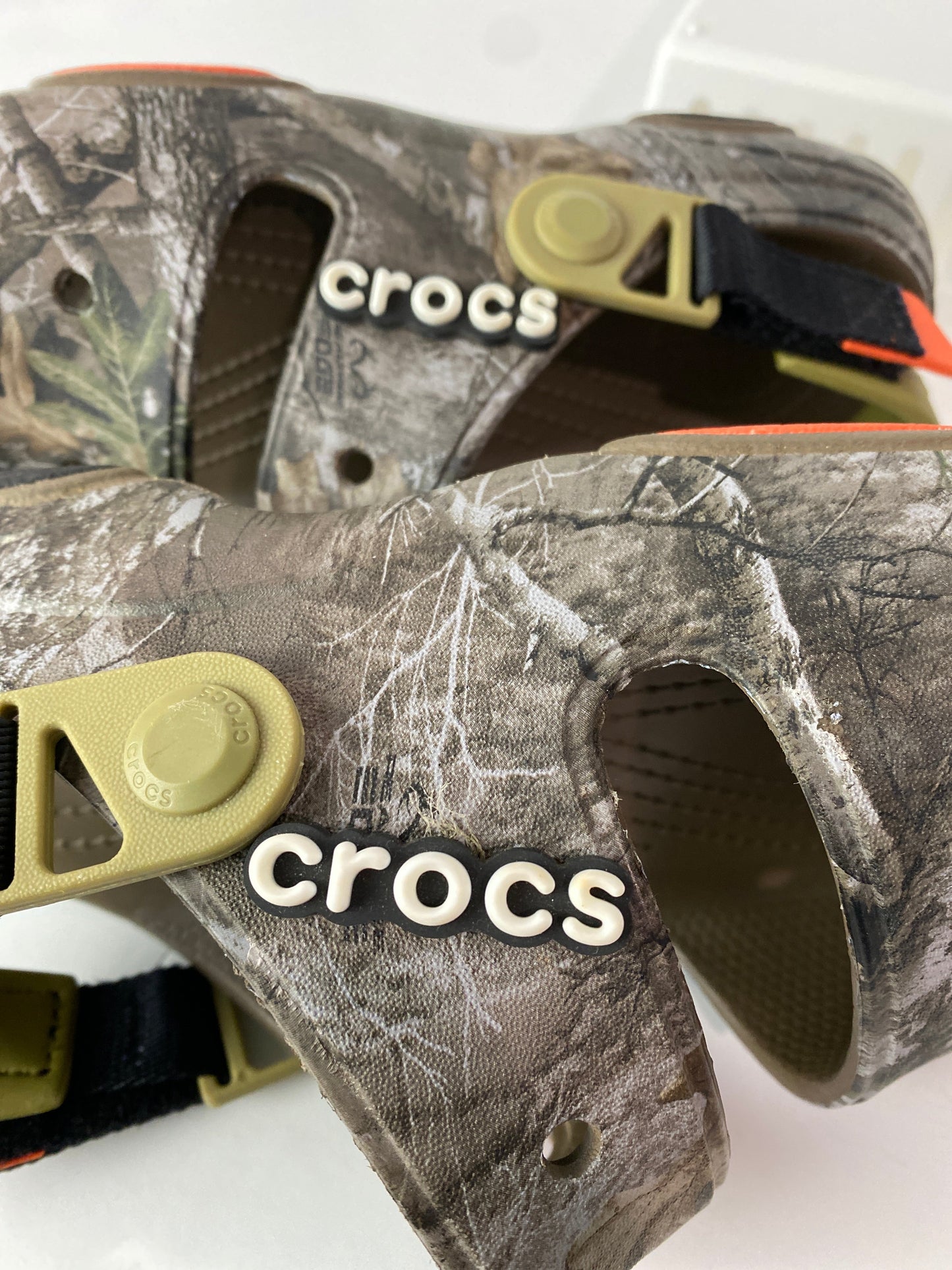Camouflage Print Sandals Flats Crocs, Size 8