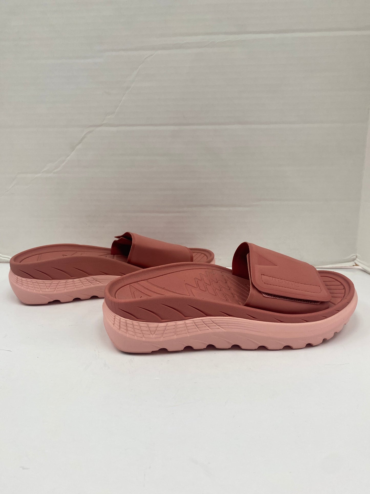 Pink Sandals Flats Vionic, Size 7