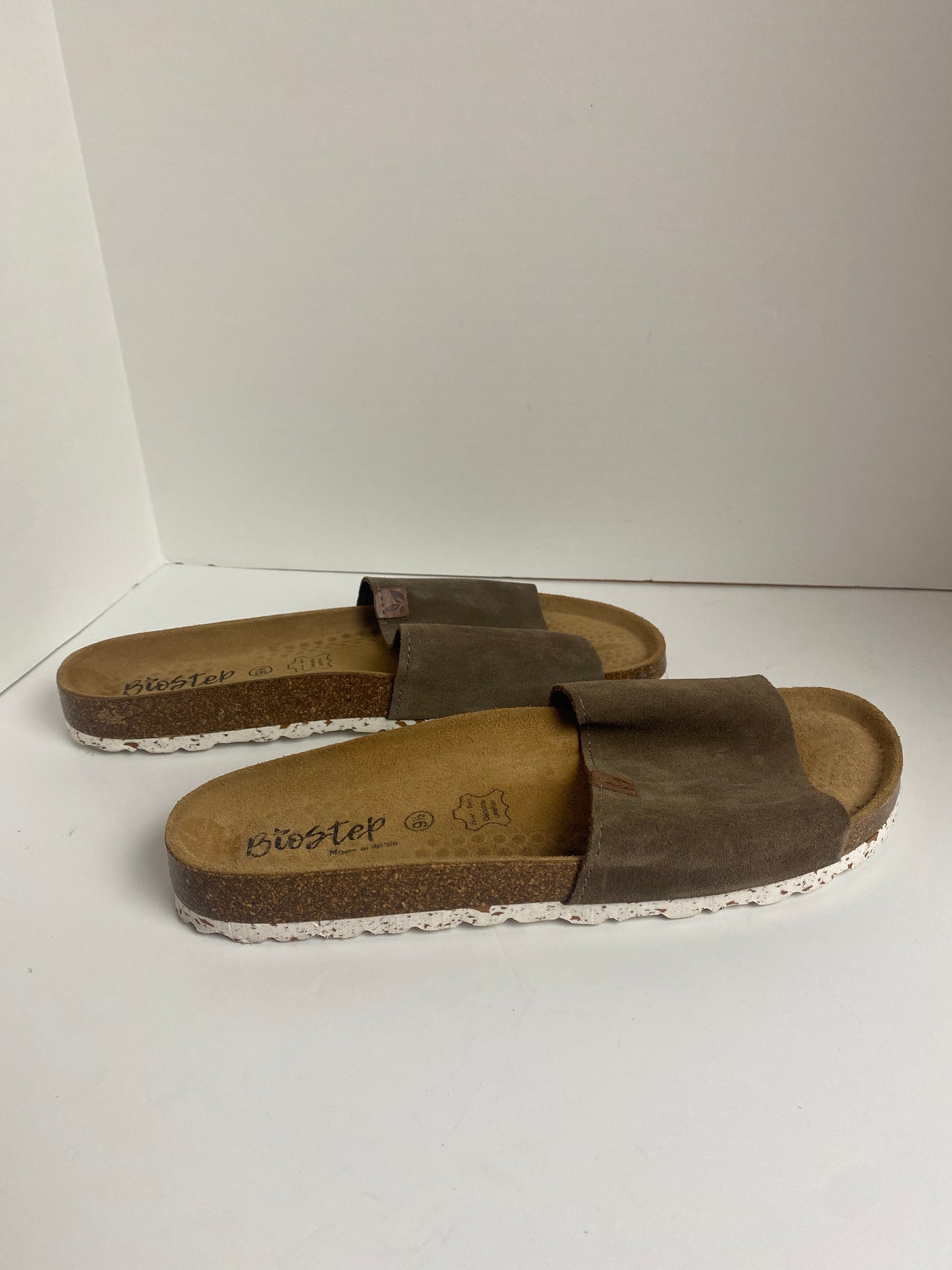 Sandals Flats By Clothes Mentor In Taupe, Size: 9.5