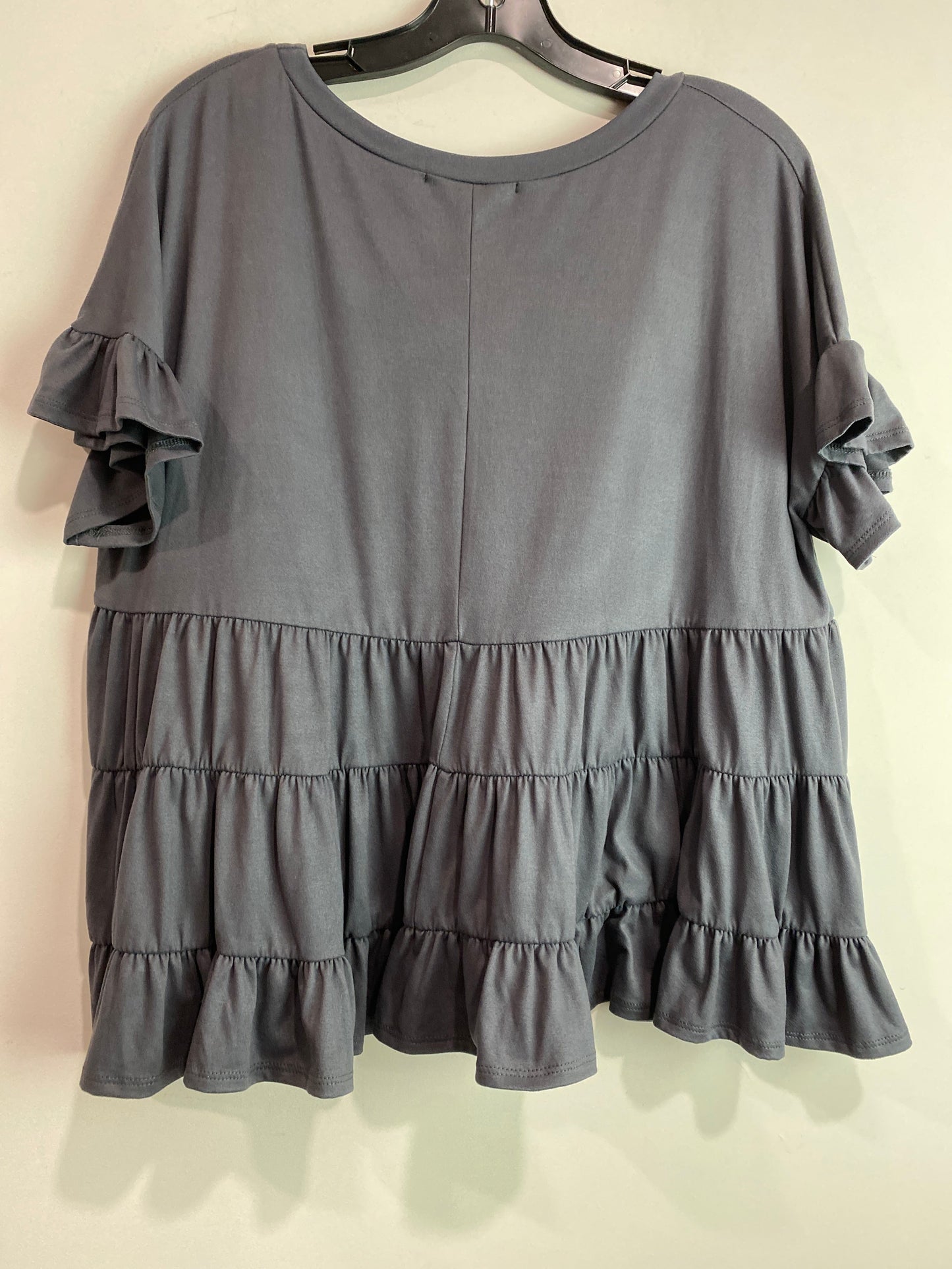 Top Short Sleeve By Haptics In Grey, Size: L