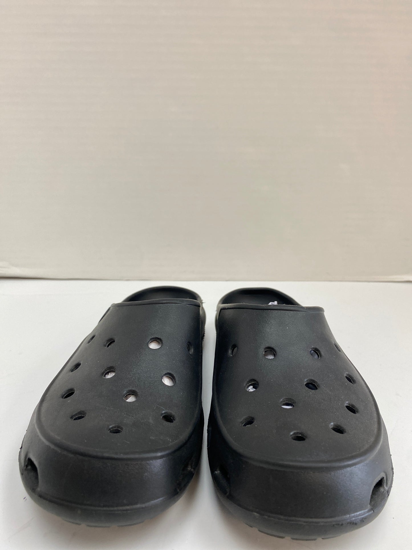 Shoes Flats By Crocs In Black, Size: 6