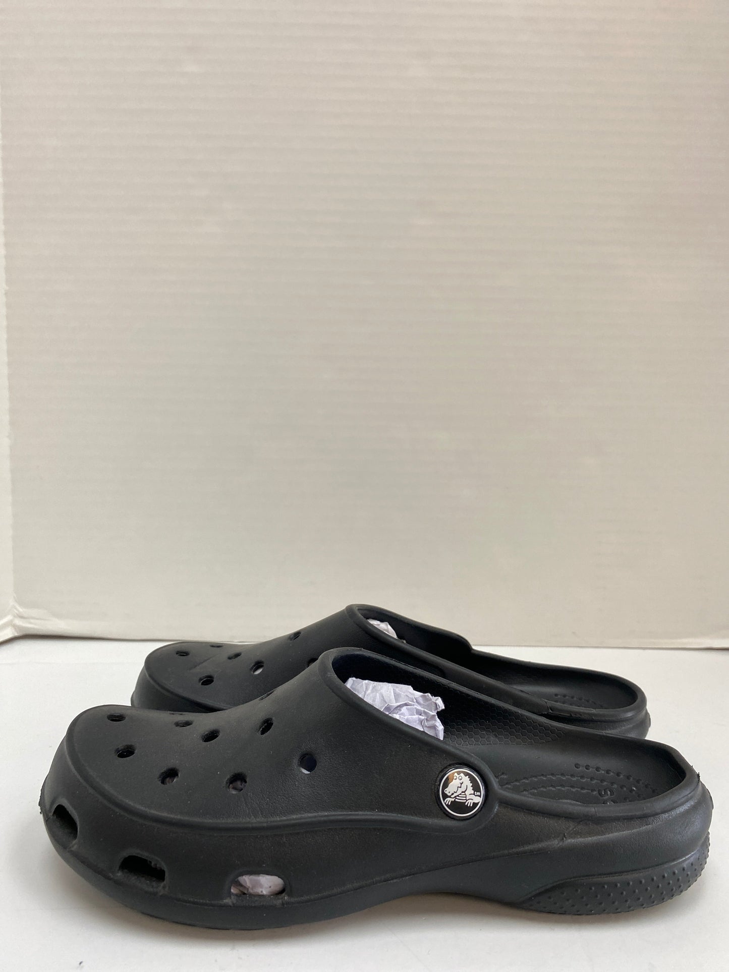 Shoes Flats By Crocs In Black, Size: 6